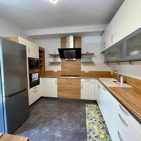 Stylische Naehe Stadthalle Mit Balkon * Грац